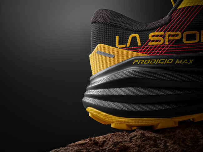 La Prodigio Max è equipaggiata con l’intersuola XFlow Endurance™, un sistema avanzato che combina nuclei in eTPU e schiuma EVA infusa con azoto per offrire un’ammortizzazione reattiva, comfort duraturo e un ritorno di energia costante passo dopo passo.