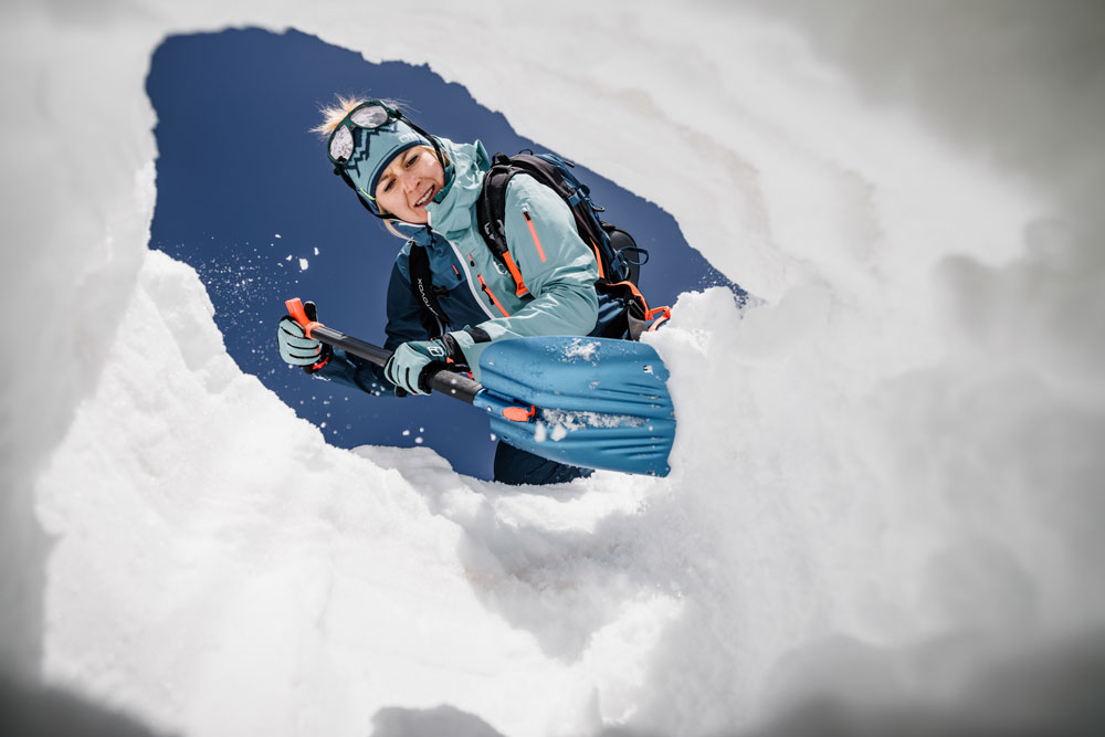 Scavare con la pala per estrarre sepolti sotto una valanga di neve