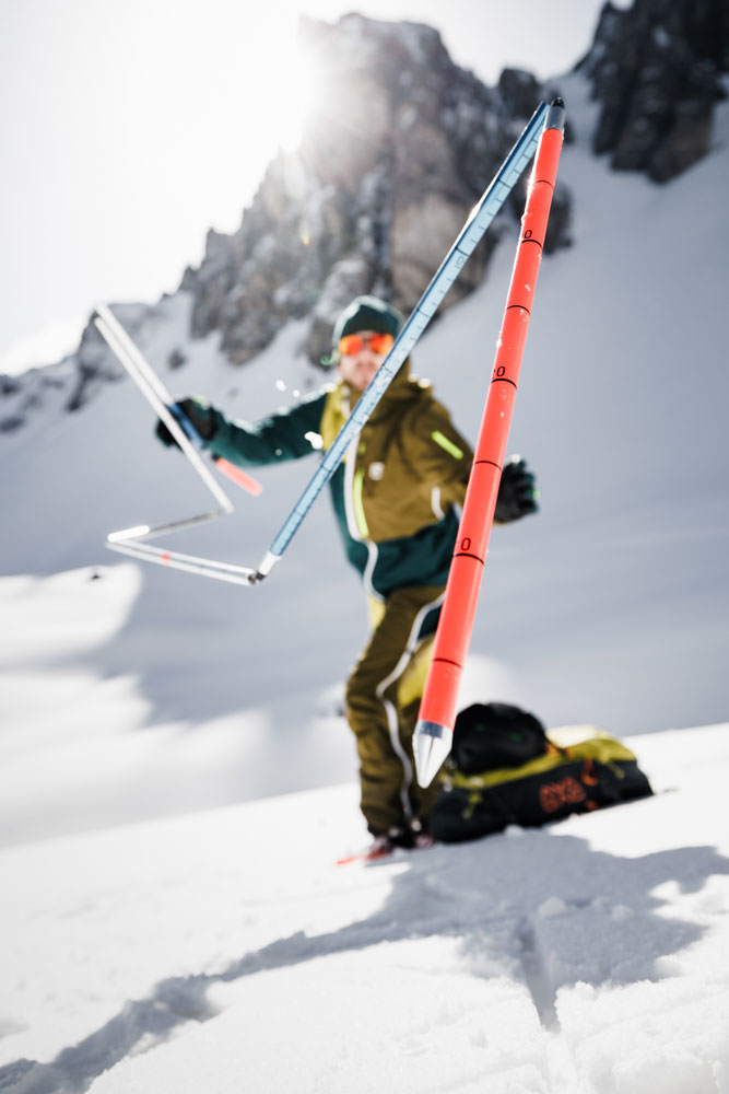 Usare la sonda per trovare sepolti sotto la neve